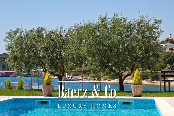 photo 1 Pula, beautiful villa with the best position - first row to the sea