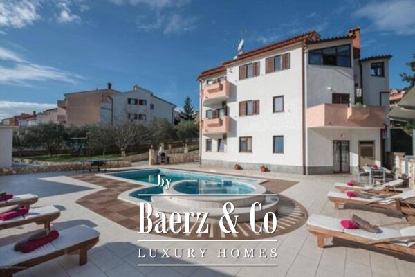 photo 1 Pula, apartment house with a swimming pool on a landscaped garden, 350 m from the sea