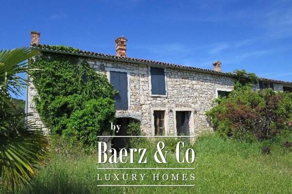 photo 1 Rovinj, impressive stone house on land plot 138.800 m2