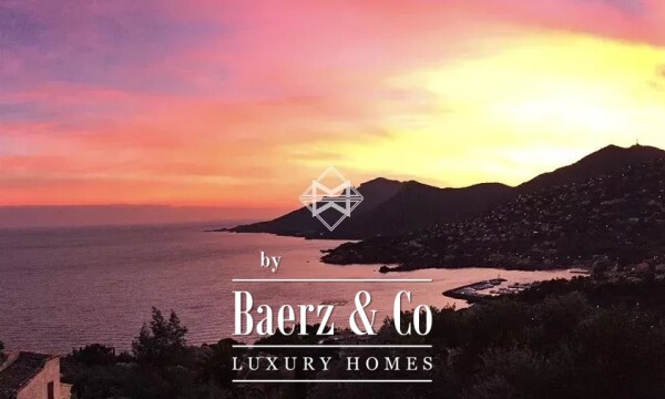 photo 4 Dominant position enjoying a panoramic sea view