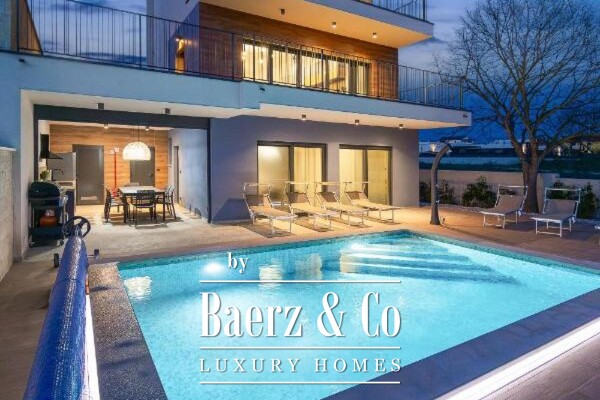 photo 11 Istria, Banjole, semi-detached villa first row to the sea 244 m² with a view of the Marina