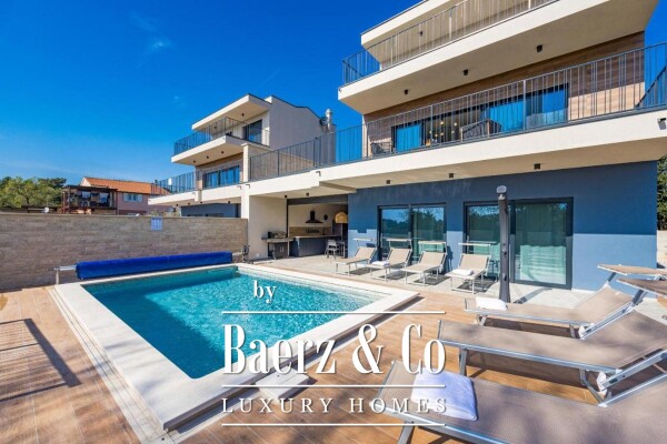 photo 12 Istria, Banjole, semi-detached villa first row to the sea 244 m² with a view of the Marina