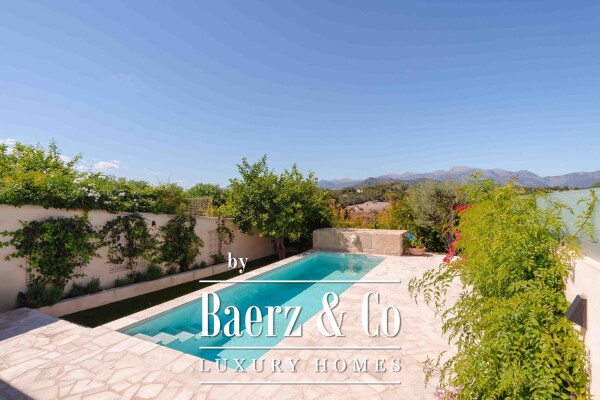 photo 5 Exquisite renovated townhouse with pool and mountain view