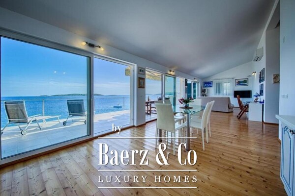 photo 1 Vis first row by the sea modern house 275 m2 net floor area on a 584 m2 plot