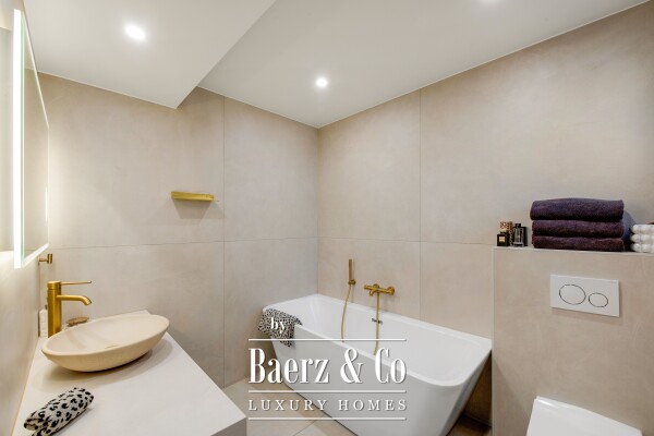 photo 18 Renovated 2-bedroom apartment for sale – Saint-Raphaël city centre – large south-facing terrace – 2 en-suite bedrooms