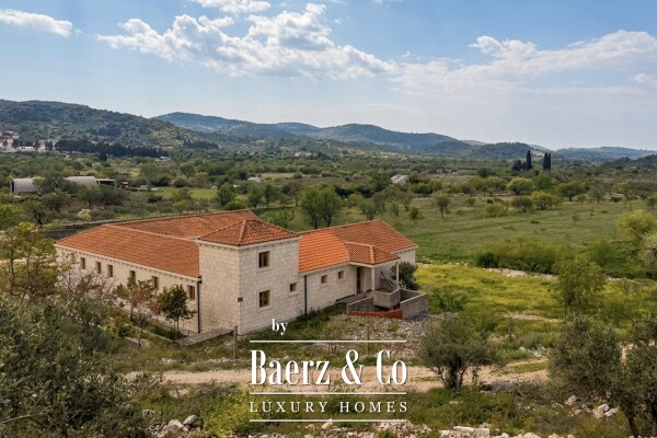 photo 1 Brač, Nerežišća, a stone villa on a spacious plot of 28,122 m².